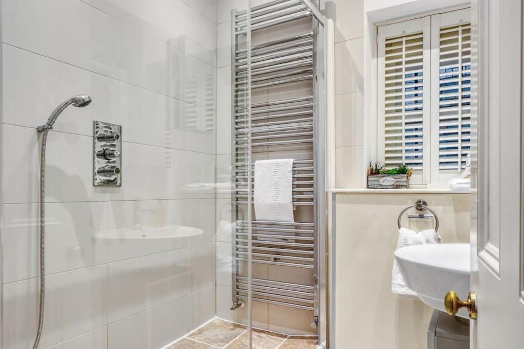 2bed 2bath Earls Court Apartment London