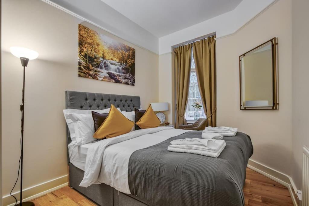 2bed 2bath Earls Court Apartment