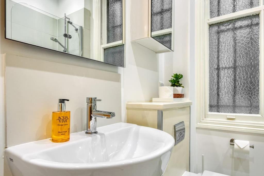 2bed 2bath Earls Court *