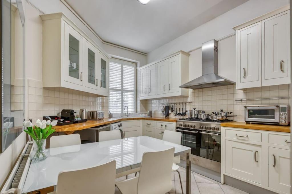 2bed 2bath Earls Court * London