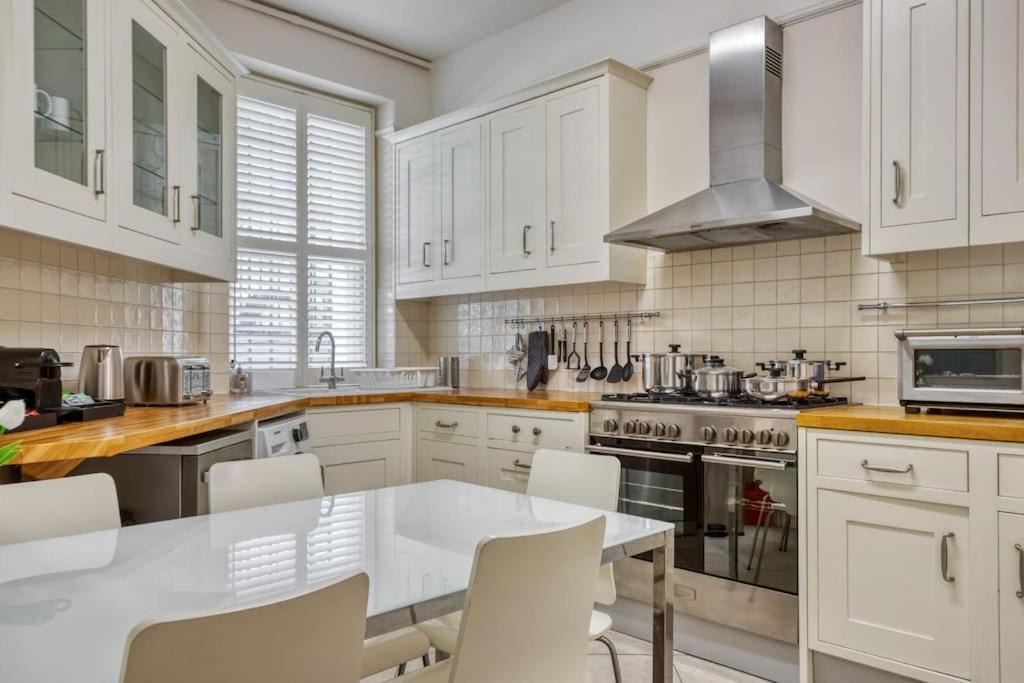 Apartment 2bed 2bath Earls Court *