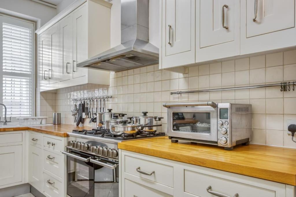 2bed 2bath Earls Court Apartment London