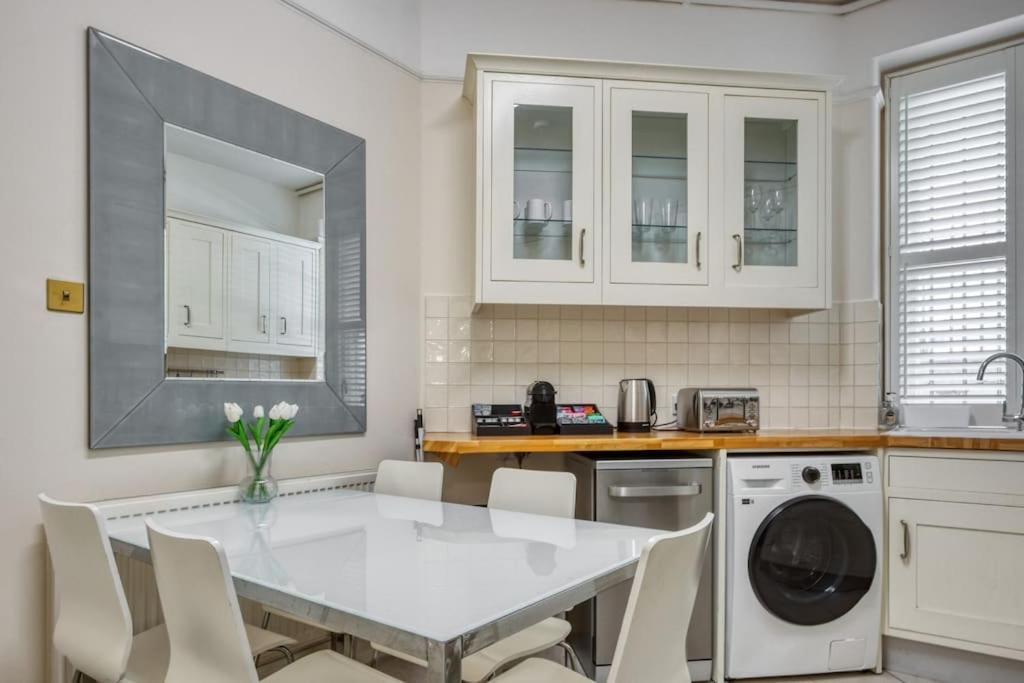 Apartment 2bed 2bath Earls Court *