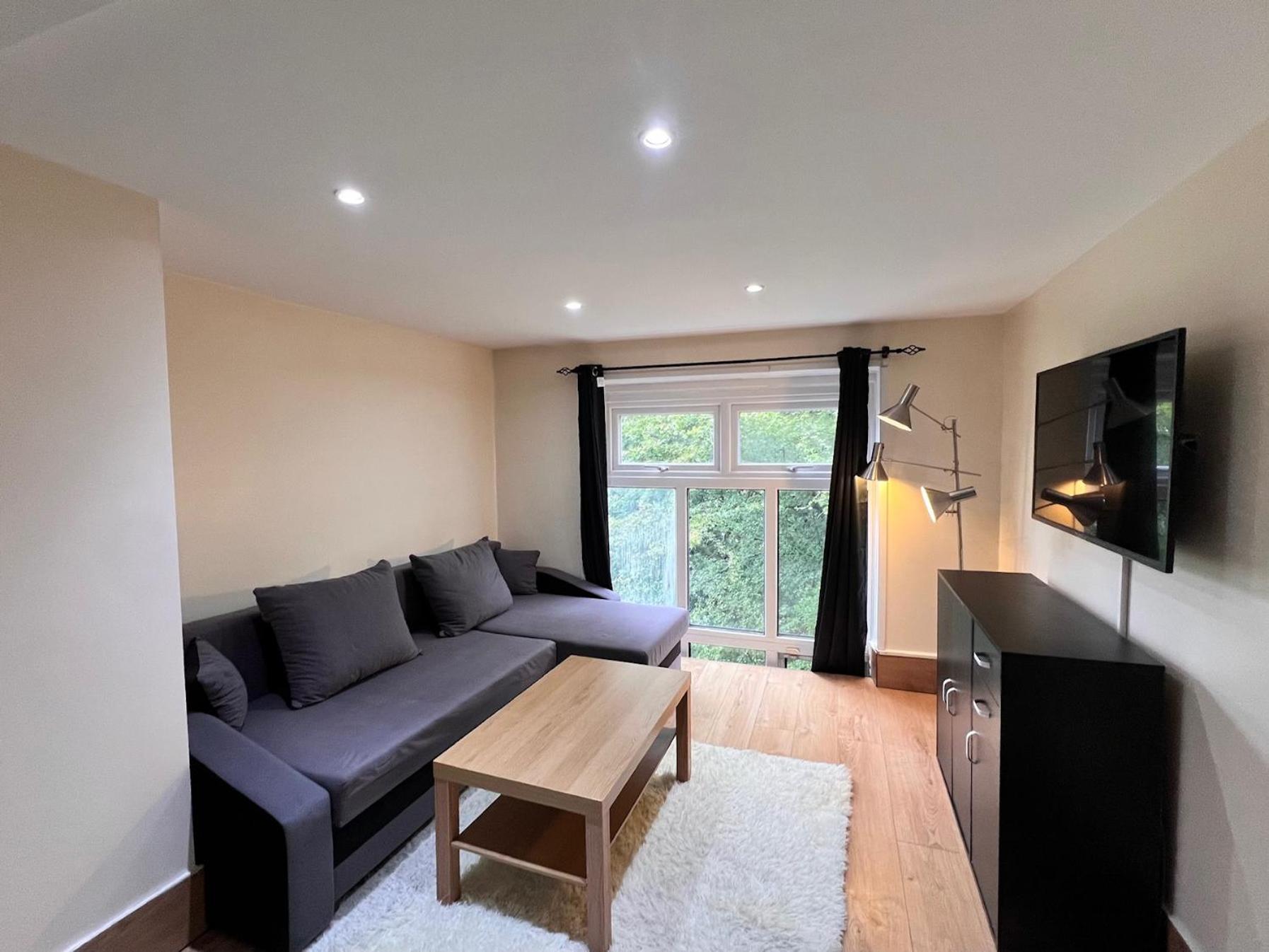 Lovely Split Level One Bedroom - Finchley Road Appartement