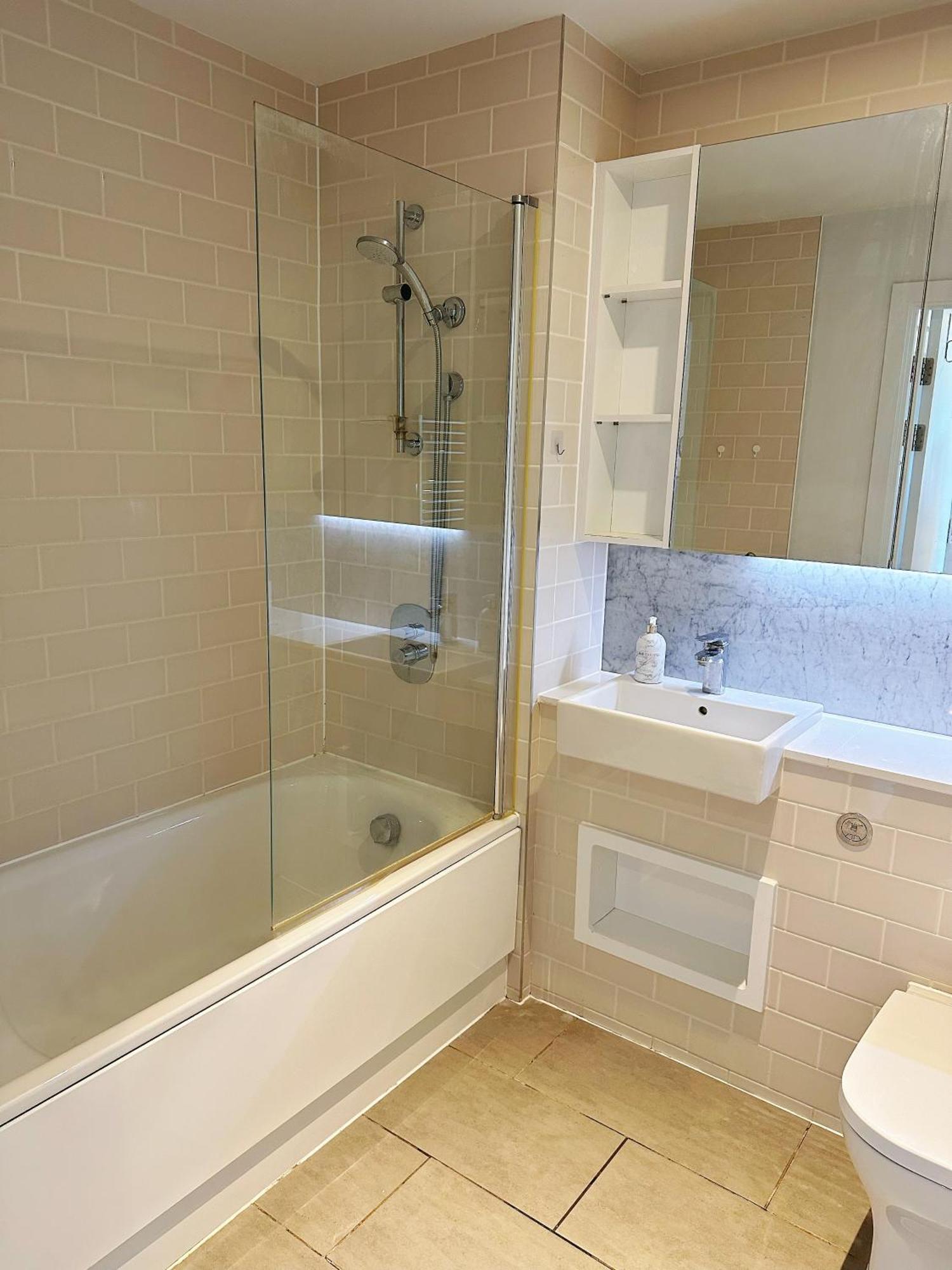 Apartment Modern 2 Bedroom Secured Flat
