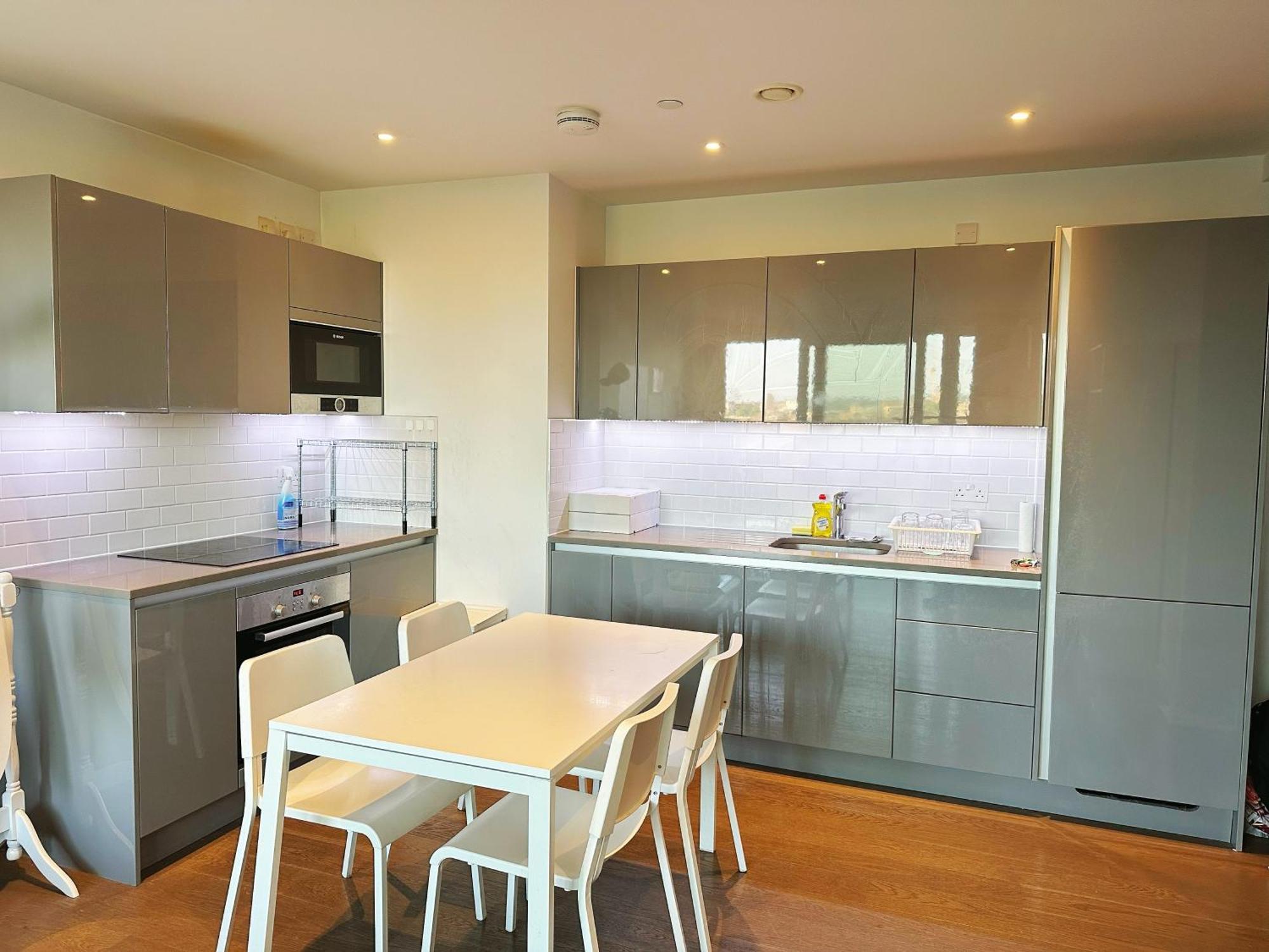Modern 2 Bedroom Secured Flat Apartment *