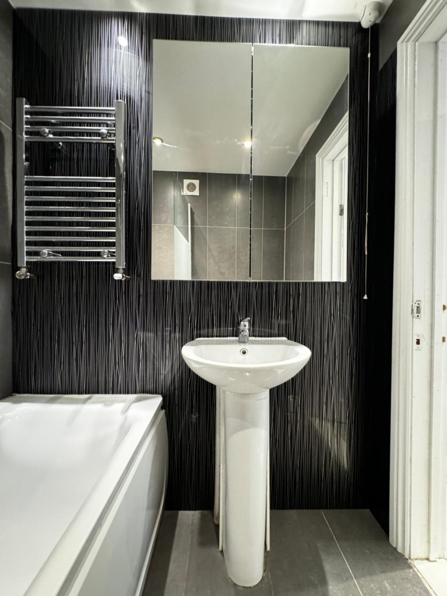 En-suite Bedroom For Up To 4! Sofa Bed - Near Stratford Pensionat