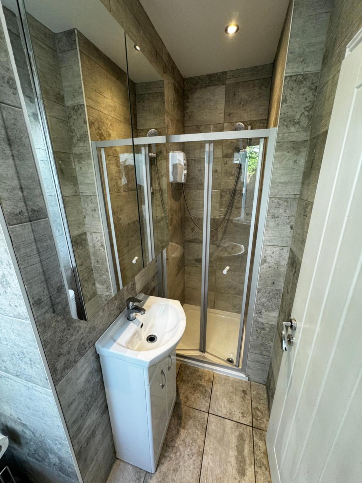 En-suite Bedroom For Up To 4! Sofa Bed - Near Stratford Pensionat
