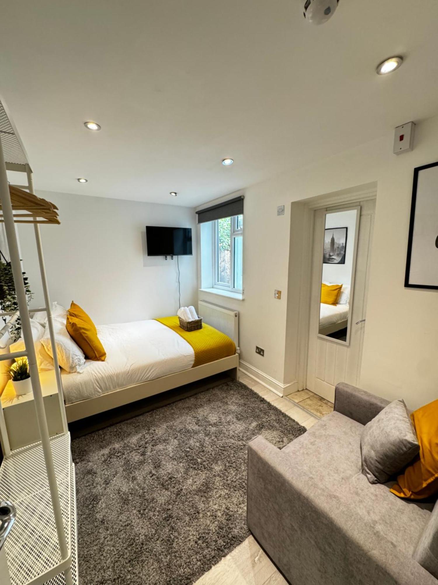 En-suite Bedroom For Up To 4! Sofa Bed - Near Stratford Pensionat *