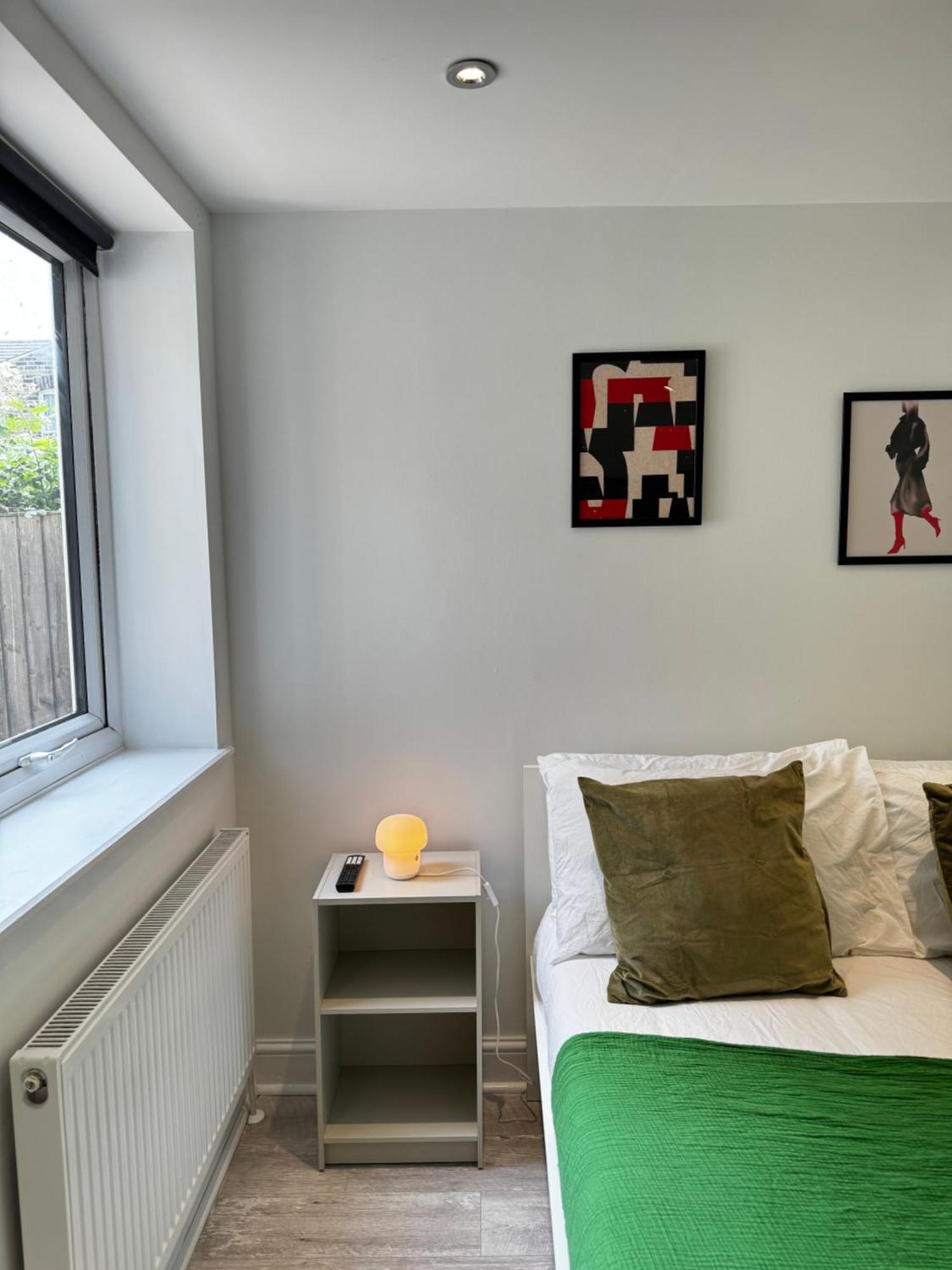 En-suite Bedroom For Up To 4! Sofa Bed - Near Stratford Pensionat *