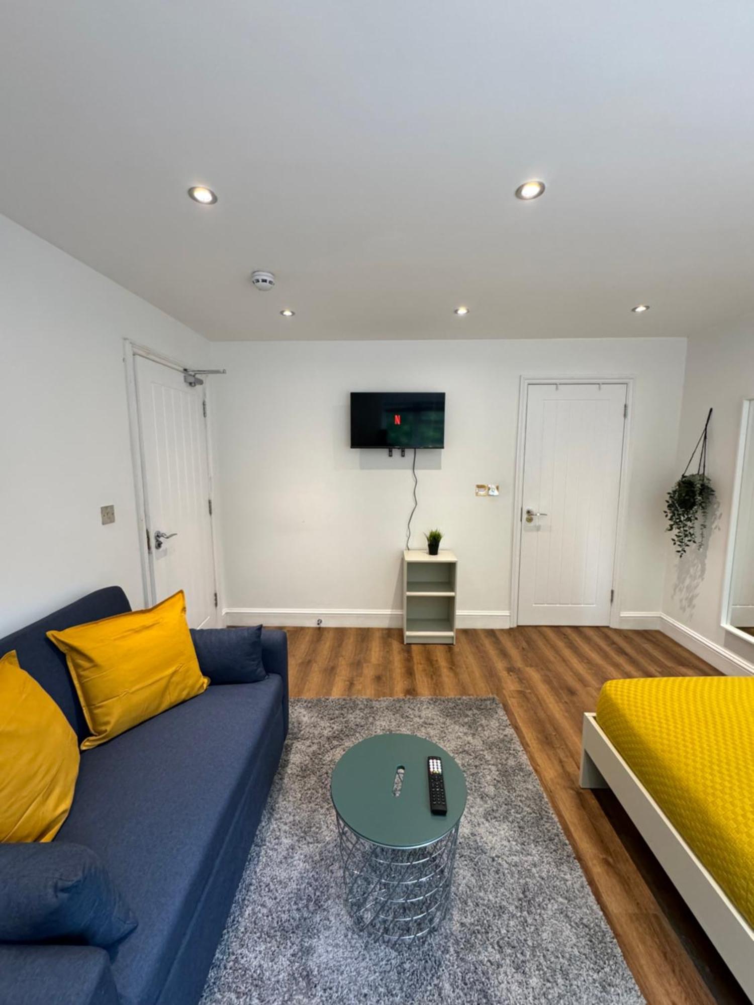 En-suite Bedroom For Up To 4! Sofa Bed - Near Stratford Pensionat