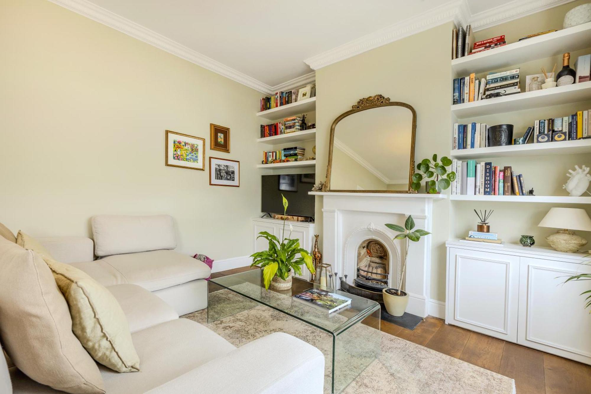 Peaceful Multilevel 2br Flat With Garden In Fulham