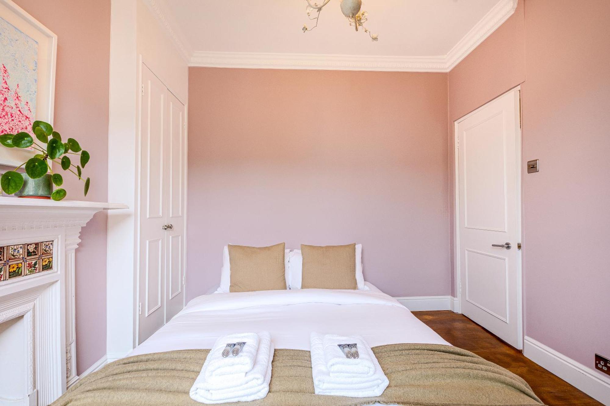Peaceful Multilevel 2br Flat With Garden In Fulham