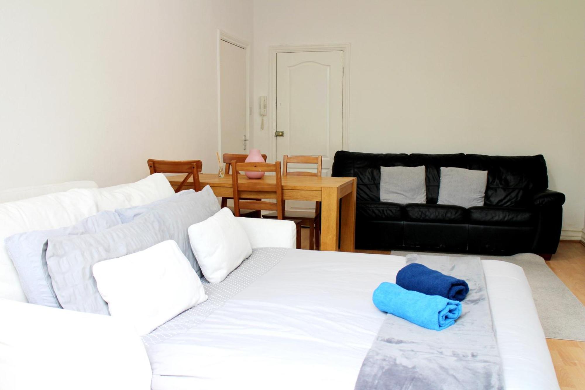 Large Garden On Golders High Road Appartement Londen