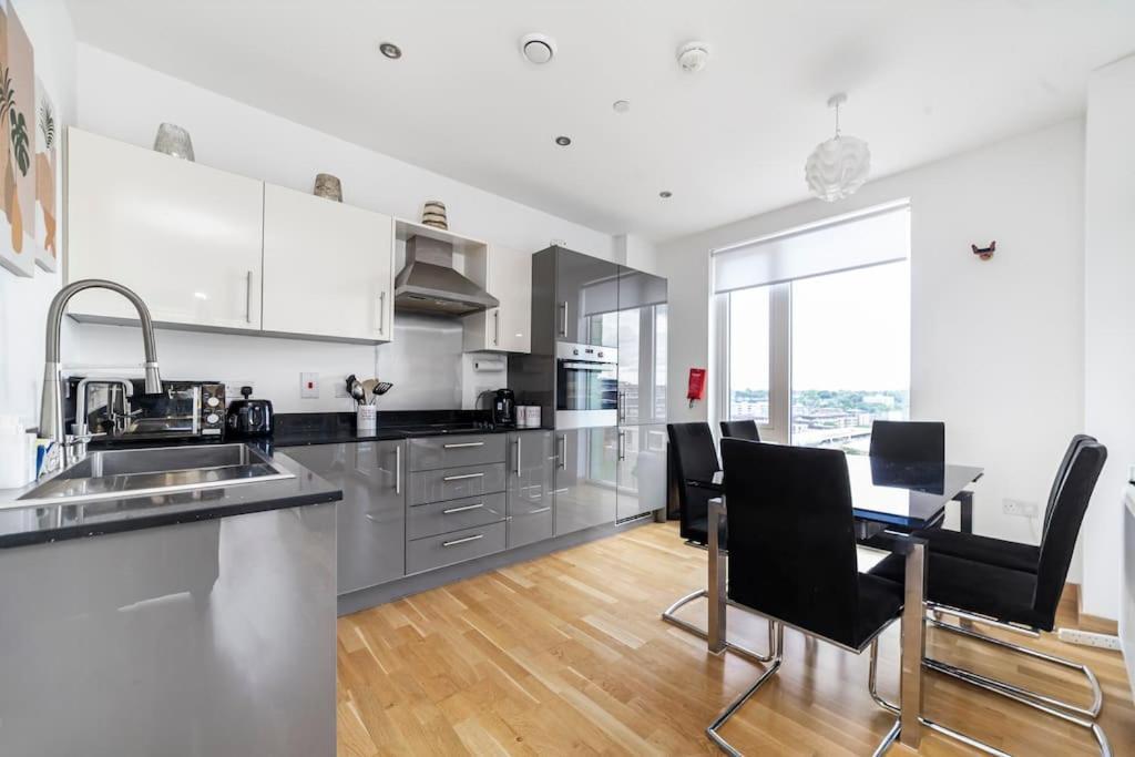 Modern 1-bed With Panoramic View In Londra