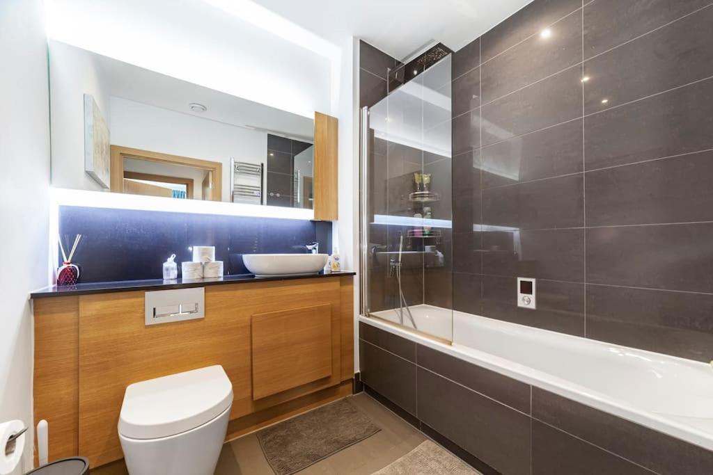 Modern 1-bed With Panoramic View In * Londra