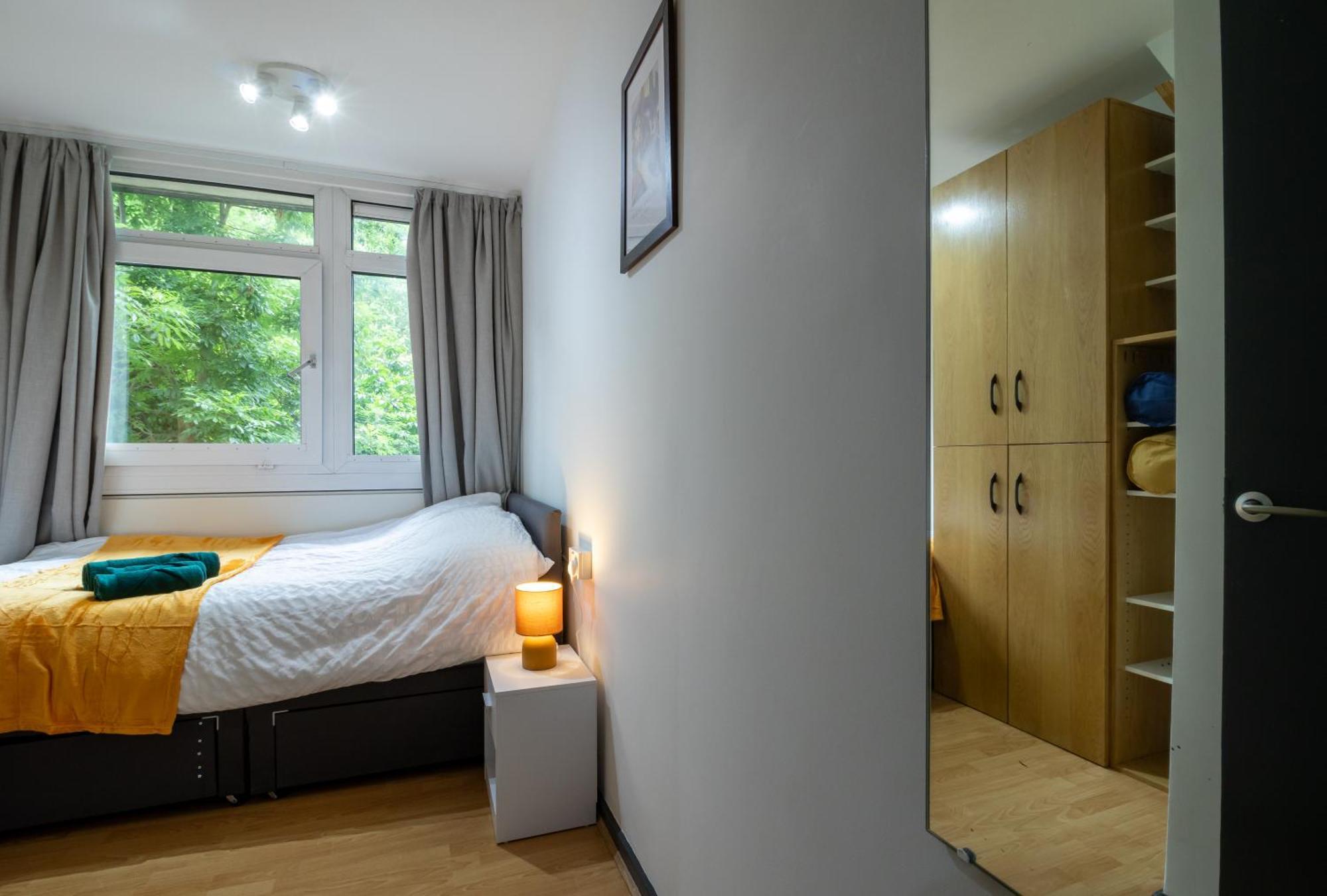 Cosy Family Retreat With Garden & Workspace London