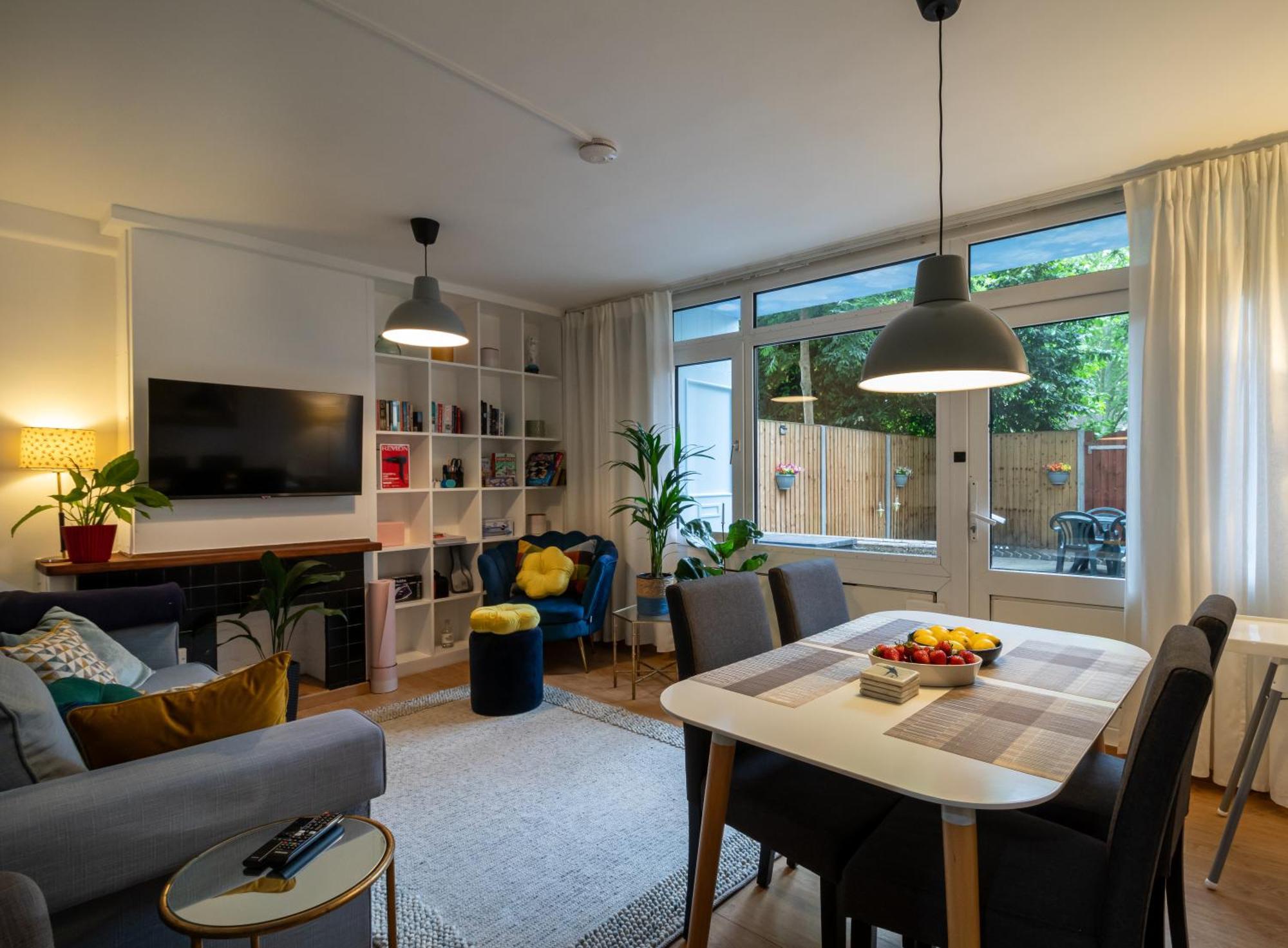 Cosy Family Retreat With Garden & Workspace London