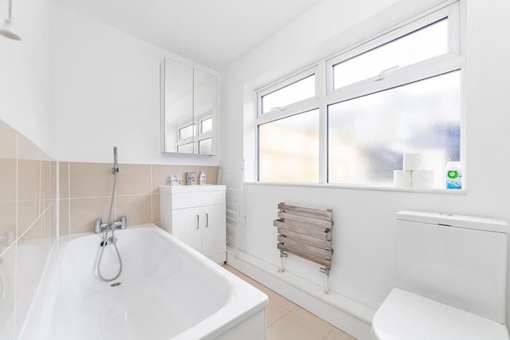 Spacious & Chic 3-bed House Near Central Londres