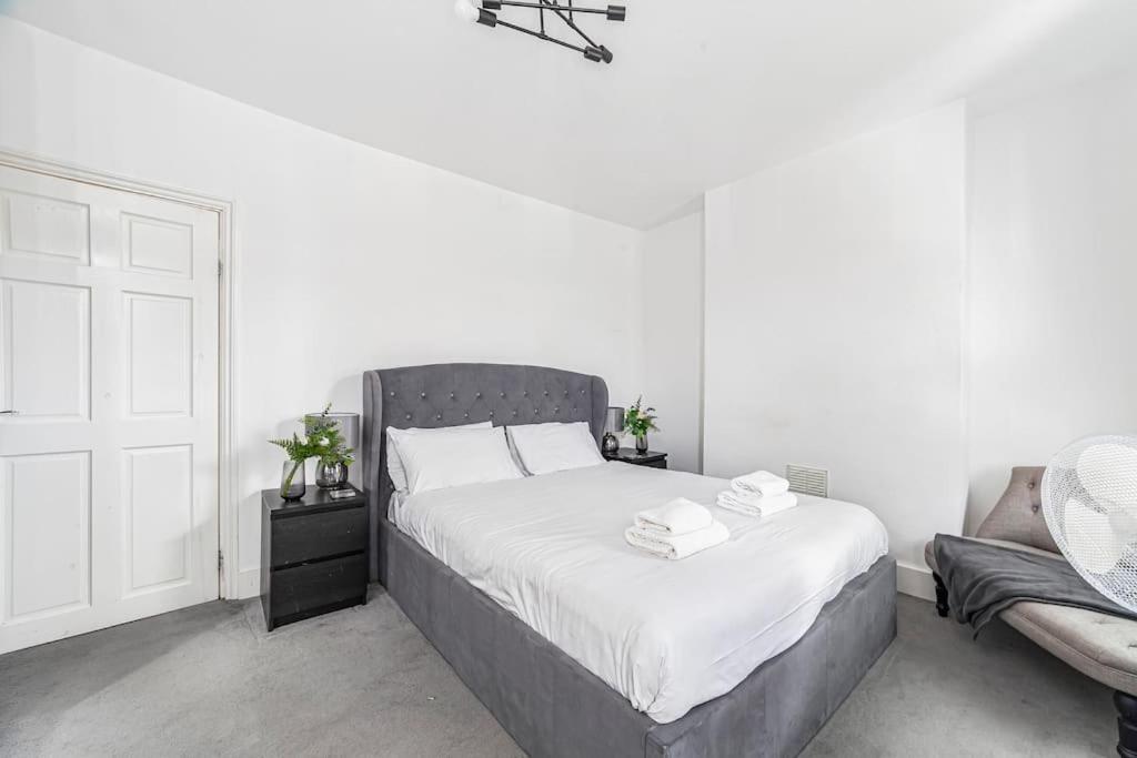 Spacious & Chic 3-bed House Near Central Appartement Londres