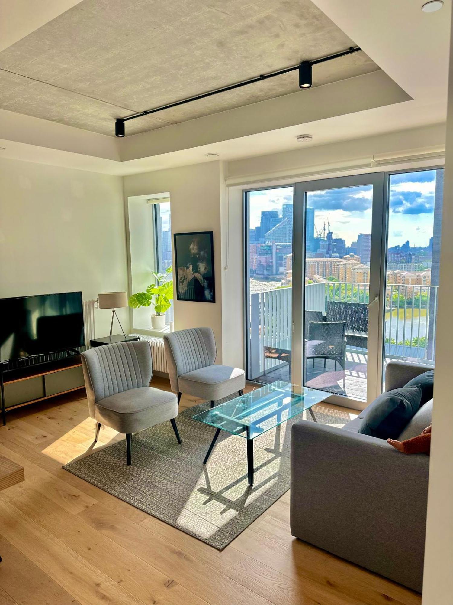 Beautiful View To Canary Wharf , O2 Arena , Near By Excel 3-beds Appartamento *