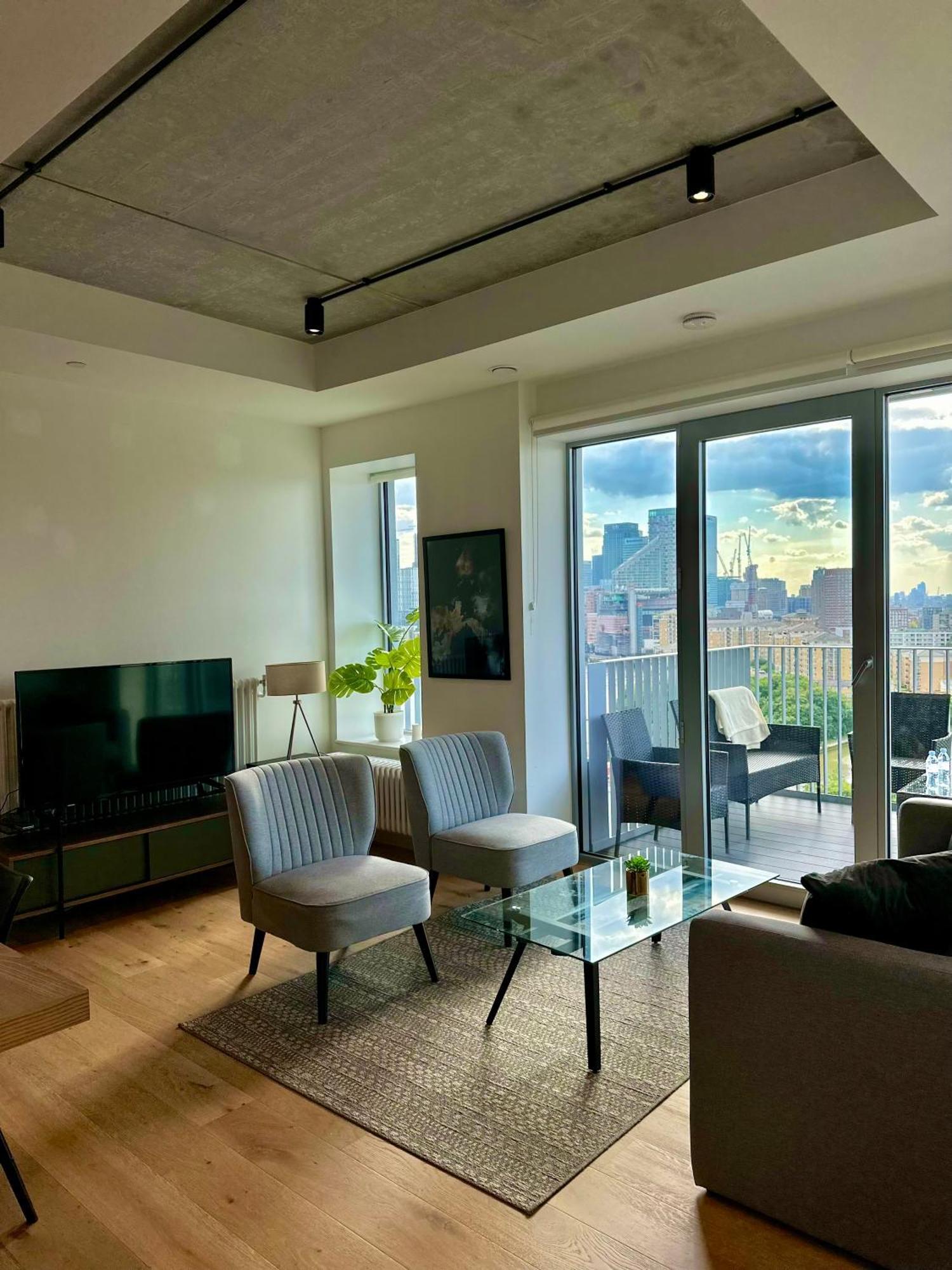 Beautiful View To Canary Wharf , O2 Arena , Near By Excel 3-beds Appartamento