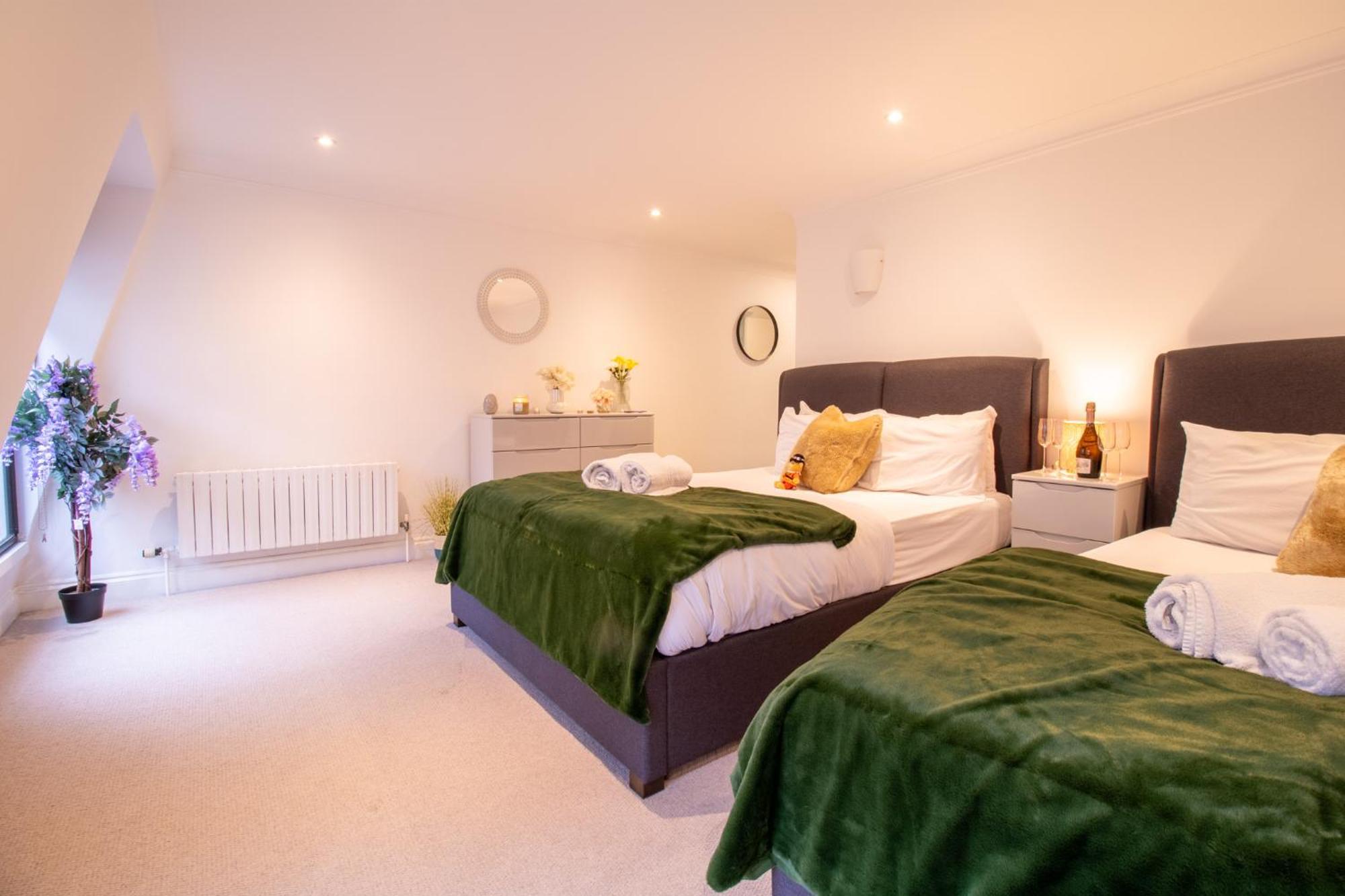 Old Spacious 2 Bedroom Flat With Pool Table Opposite Park 7 *