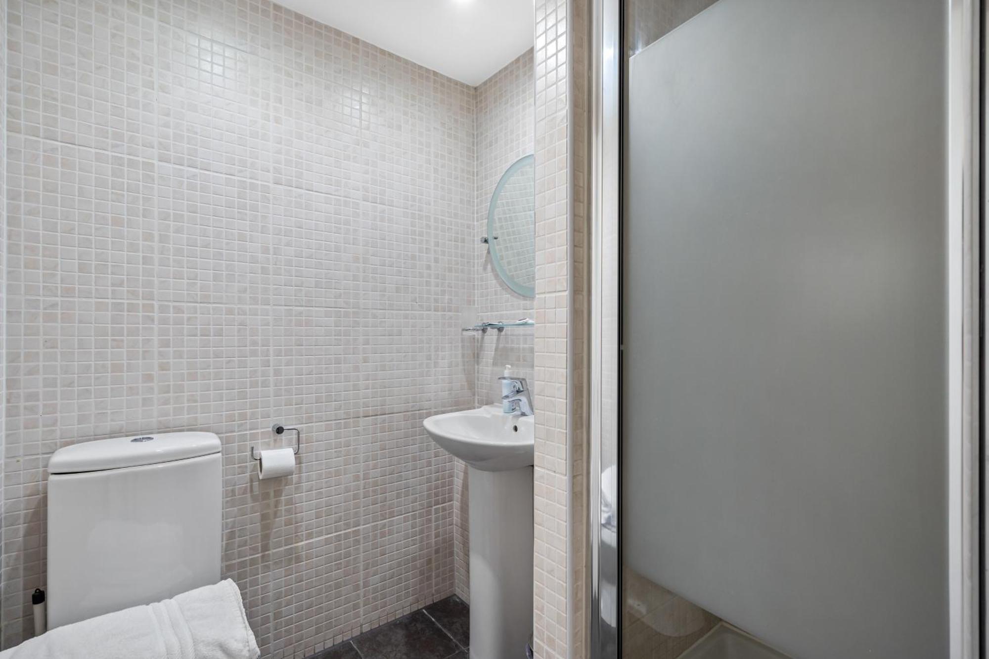 Old Spacious 2 Bedroom Flat With Pool Table Opposite Park 7 Apartment *