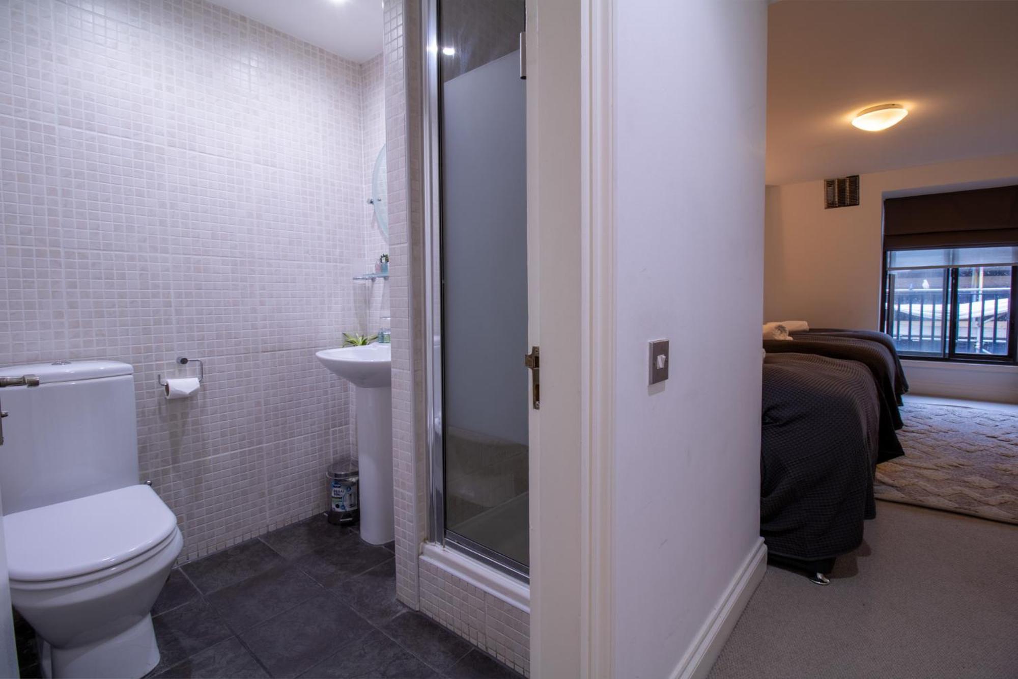 Old Spacious 2 Bedroom Flat With Pool Table Opposite Park 7 * London