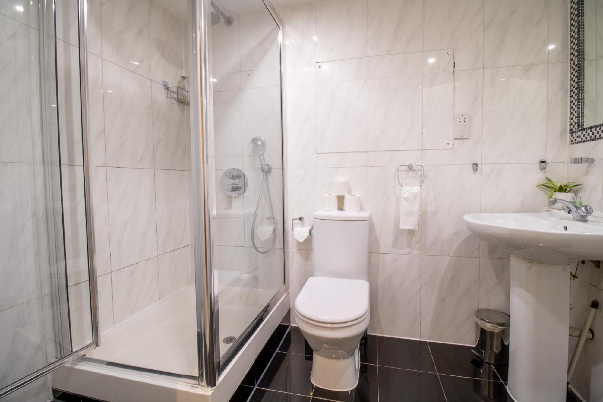 Old Spacious 2 Bedroom Flat With Pool Table Opposite Park 7 * London