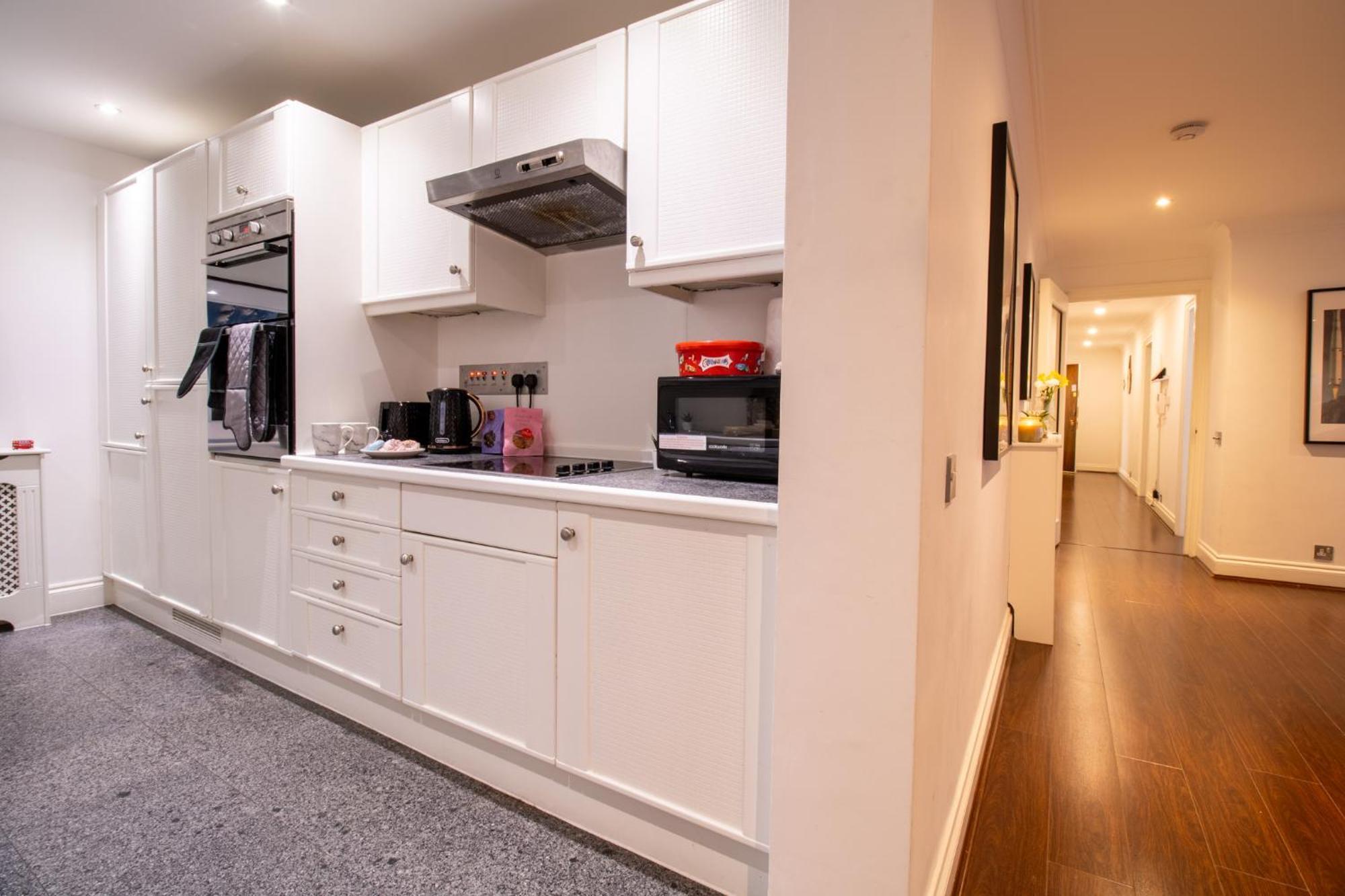 Old Spacious 2 Bedroom Flat With Pool Table Opposite Park 7 Apartment