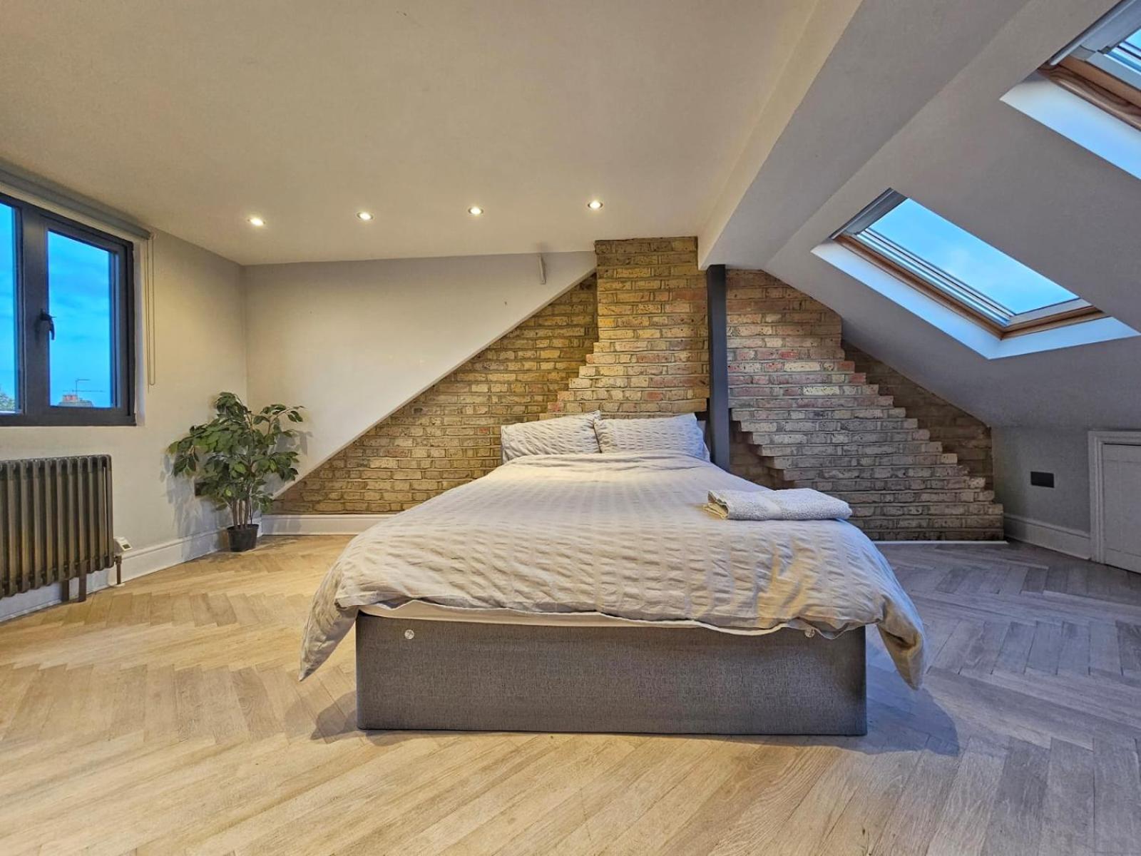 Contemporary 3 Bed House With Spacious Garden Close To Stratford & Canary Wharf * Londen