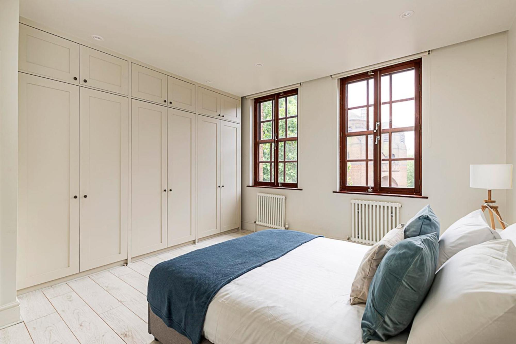 Appartement Stylish Riverside Retreat In *
