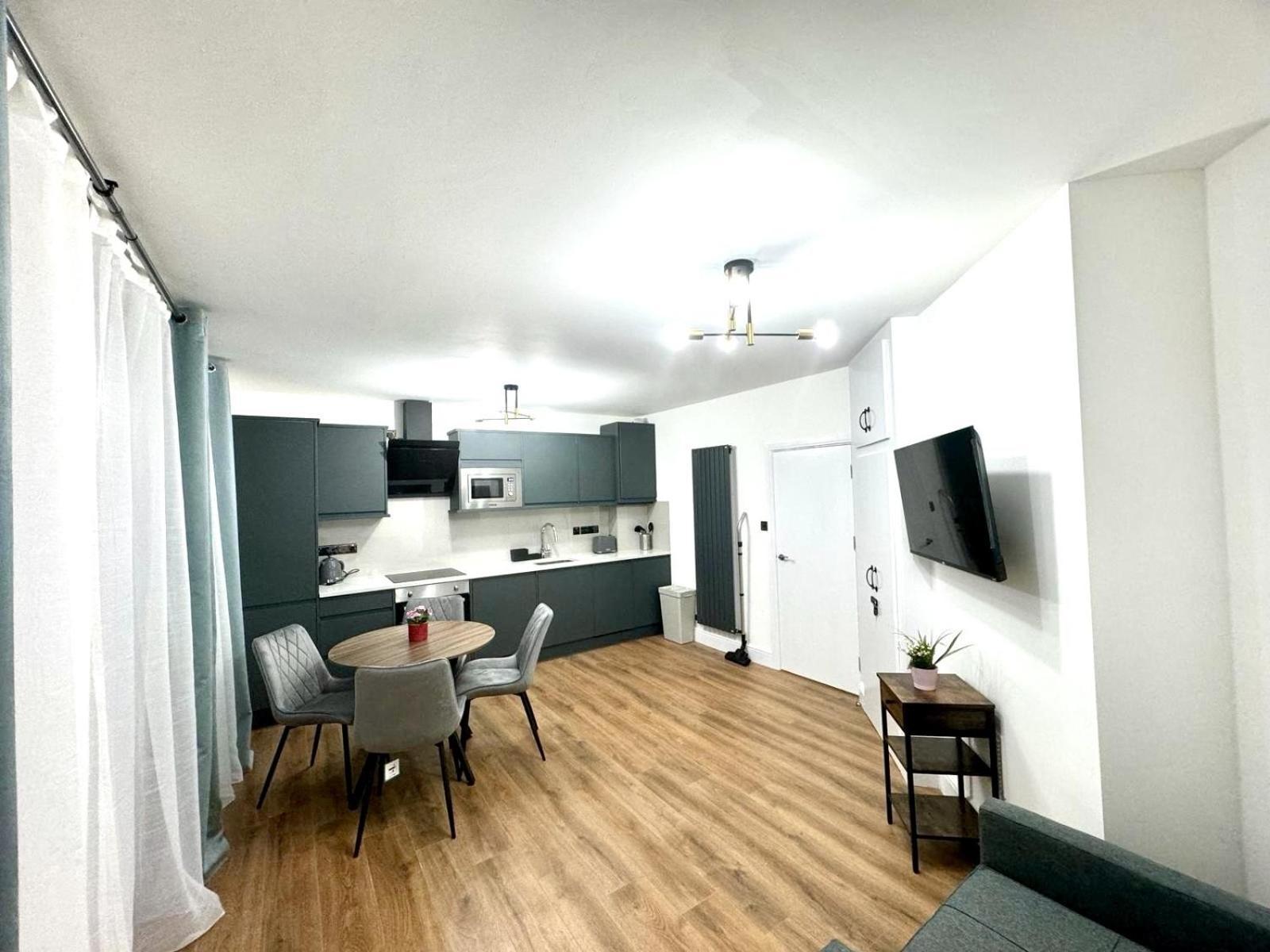 Centre One Bedroom Next To Station, Newly Renovated Lägenhet