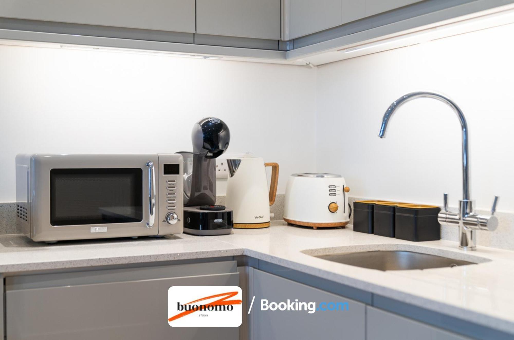 Two Bedroom At Buonomo Short Lets & Serviced Close To Wimbledon Tennis Courts Londen
