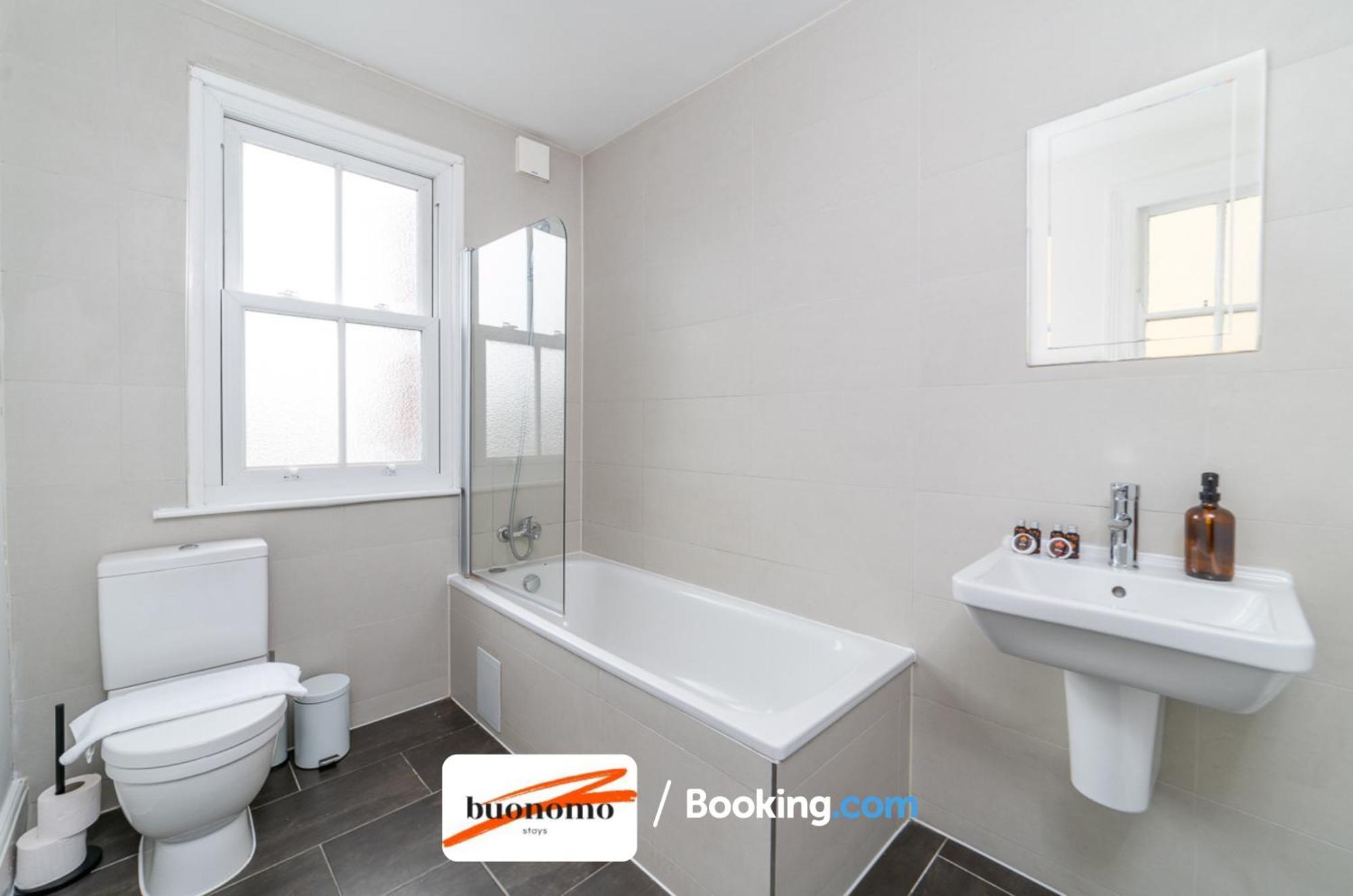 Three Bedroom At Buonomo Short Lets & Serviced Close To Wimbledon Tennis Courts Lägenhet London