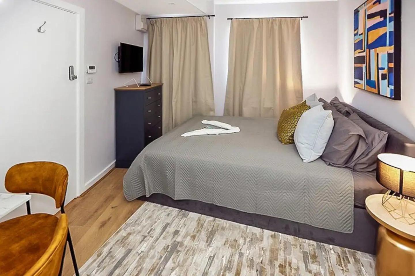 Ensuite Stylish - 3 Min To Trains - Pass The Keys Appartement