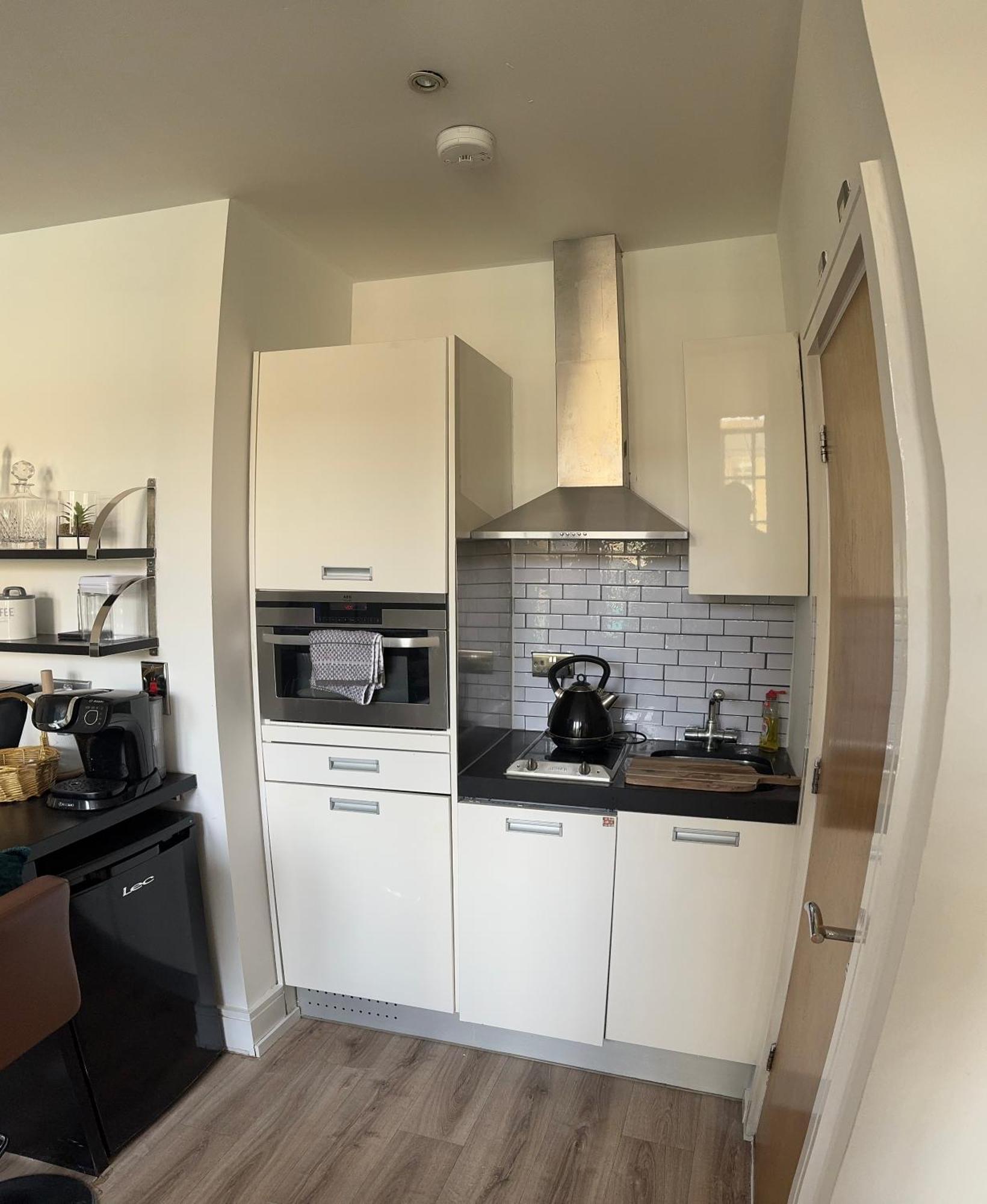 Cosy High Street 30 Seconds From Station Apartment