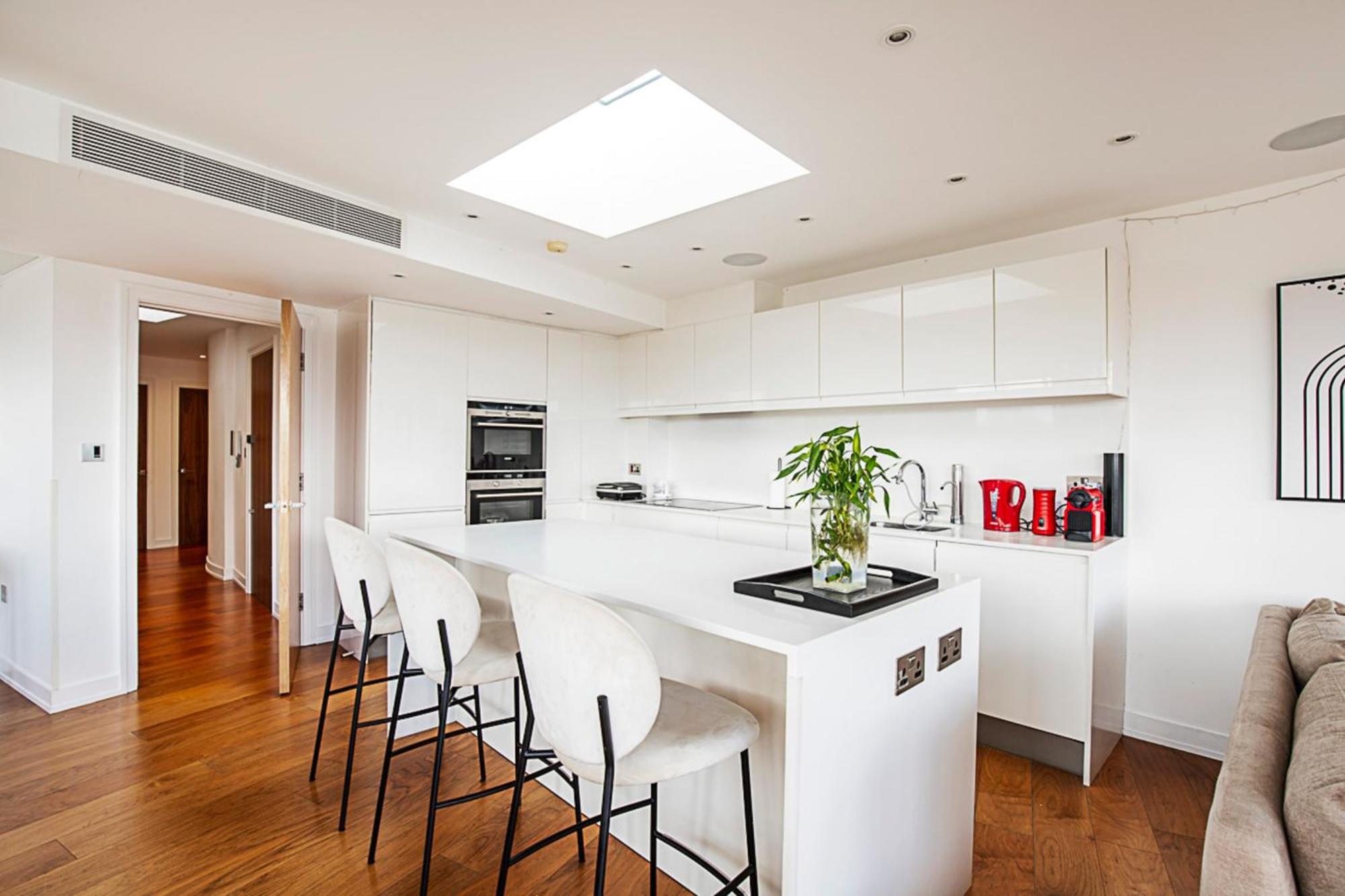 Apartment Modern Haven With Terrace View & Urban Charm *