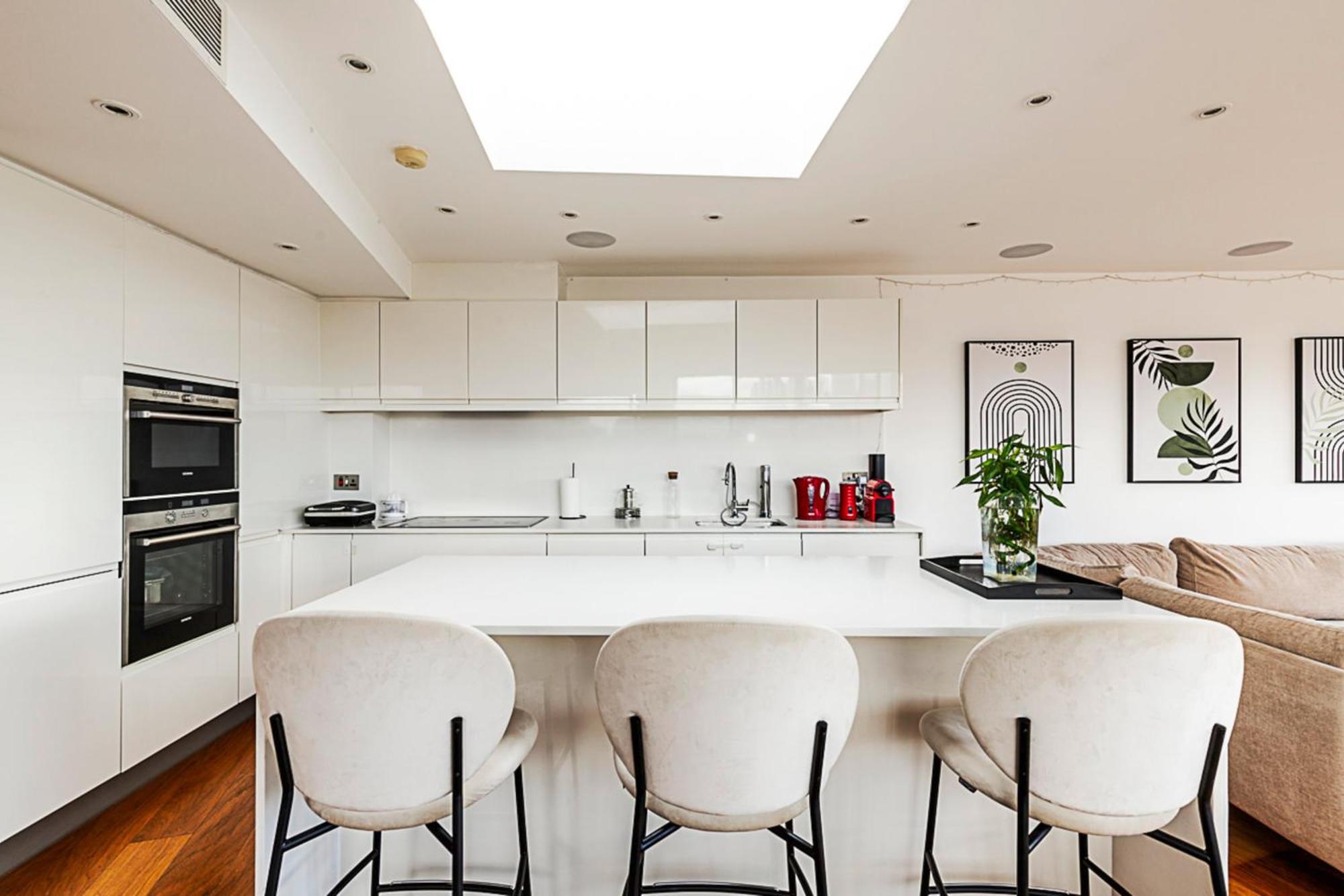 Modern Haven With Terrace View & Urban Charm London