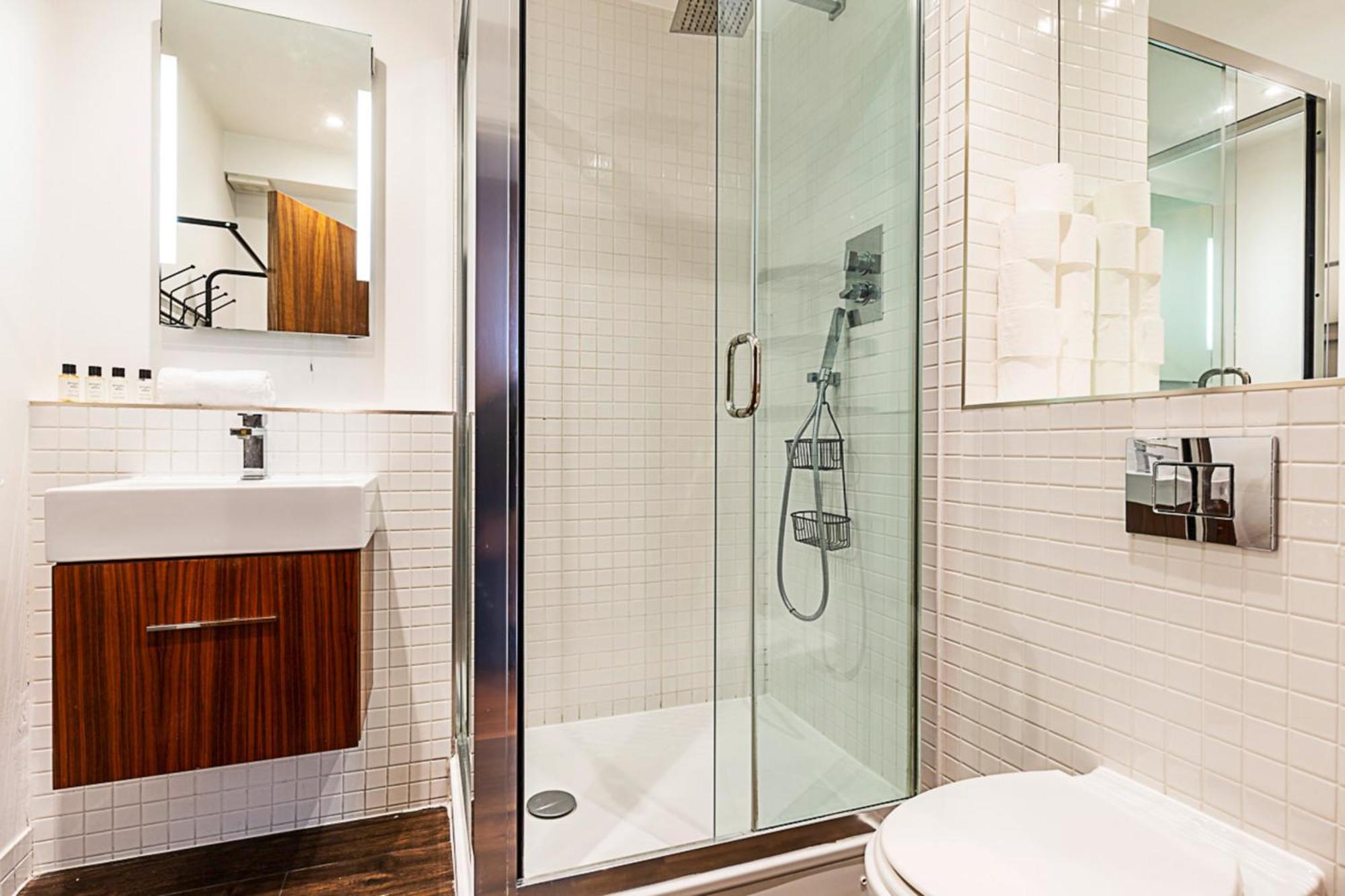Modern Haven With Terrace View & Urban Charm Apartment *