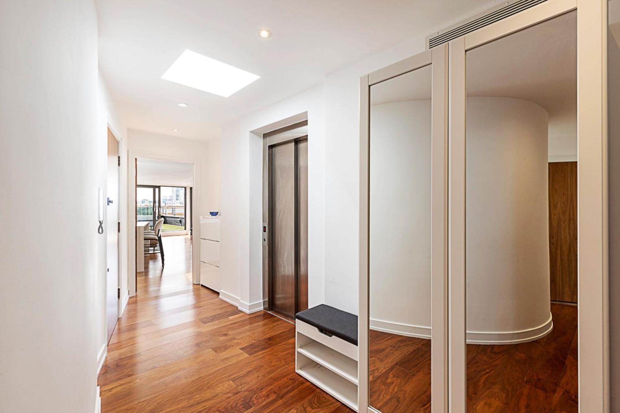 Apartment Modern Haven With Terrace View & Urban Charm *