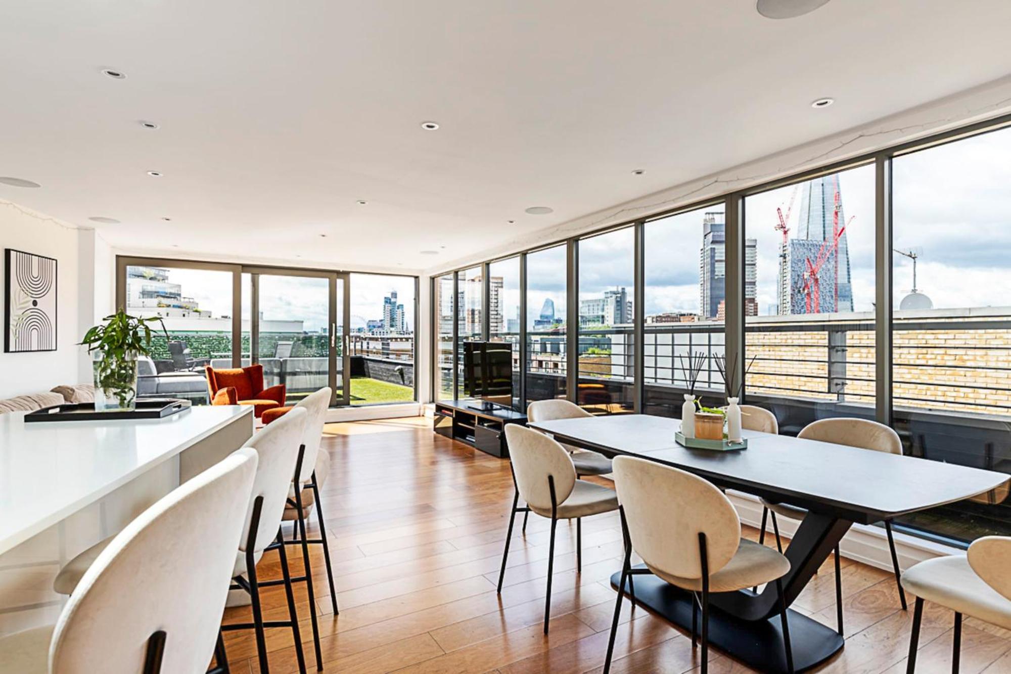 Modern Haven With Terrace View & Urban Charm * London