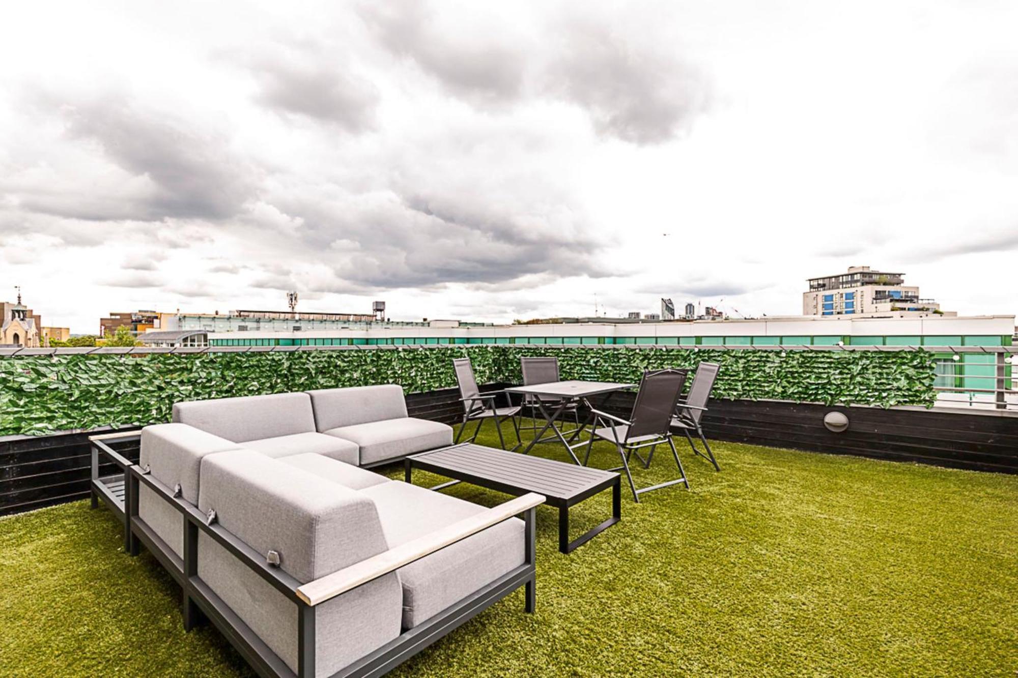 Modern Haven With Terrace View & Urban Charm Apartment London