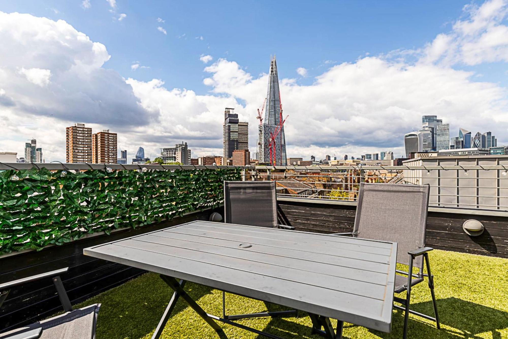 Apartment Modern Haven With Terrace View & Urban Charm *