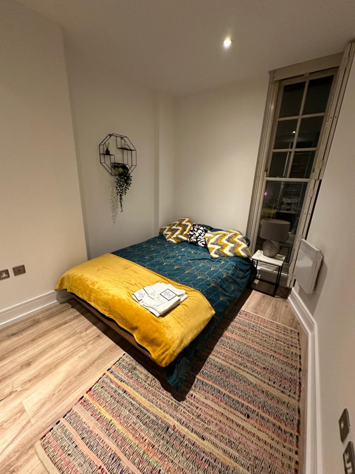 Cosy High Street 30 Seconds From Station London