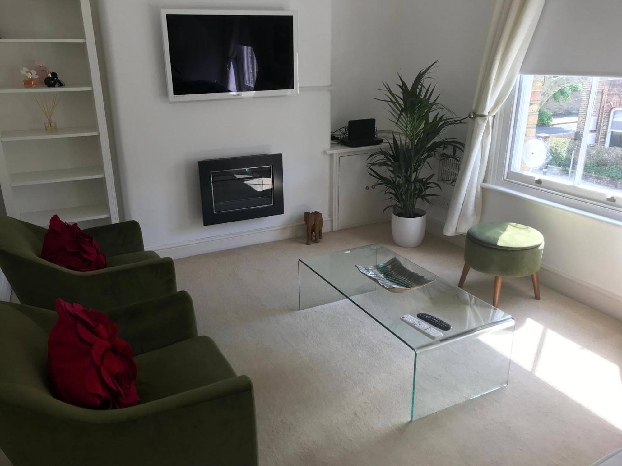 Charming Flat Centrally Located Lägenhet