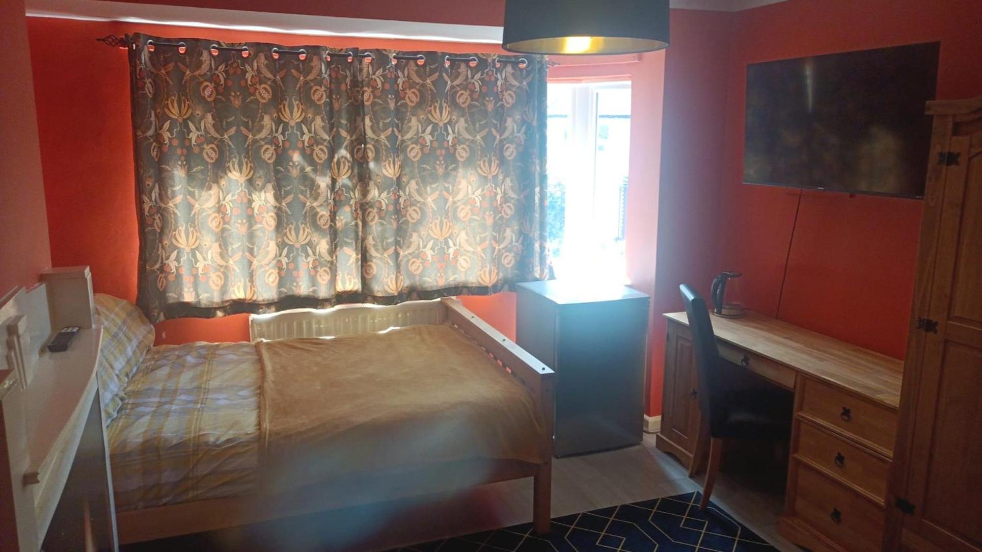 L'auberge Close Syon Lane Station And Heathrow Guest house
