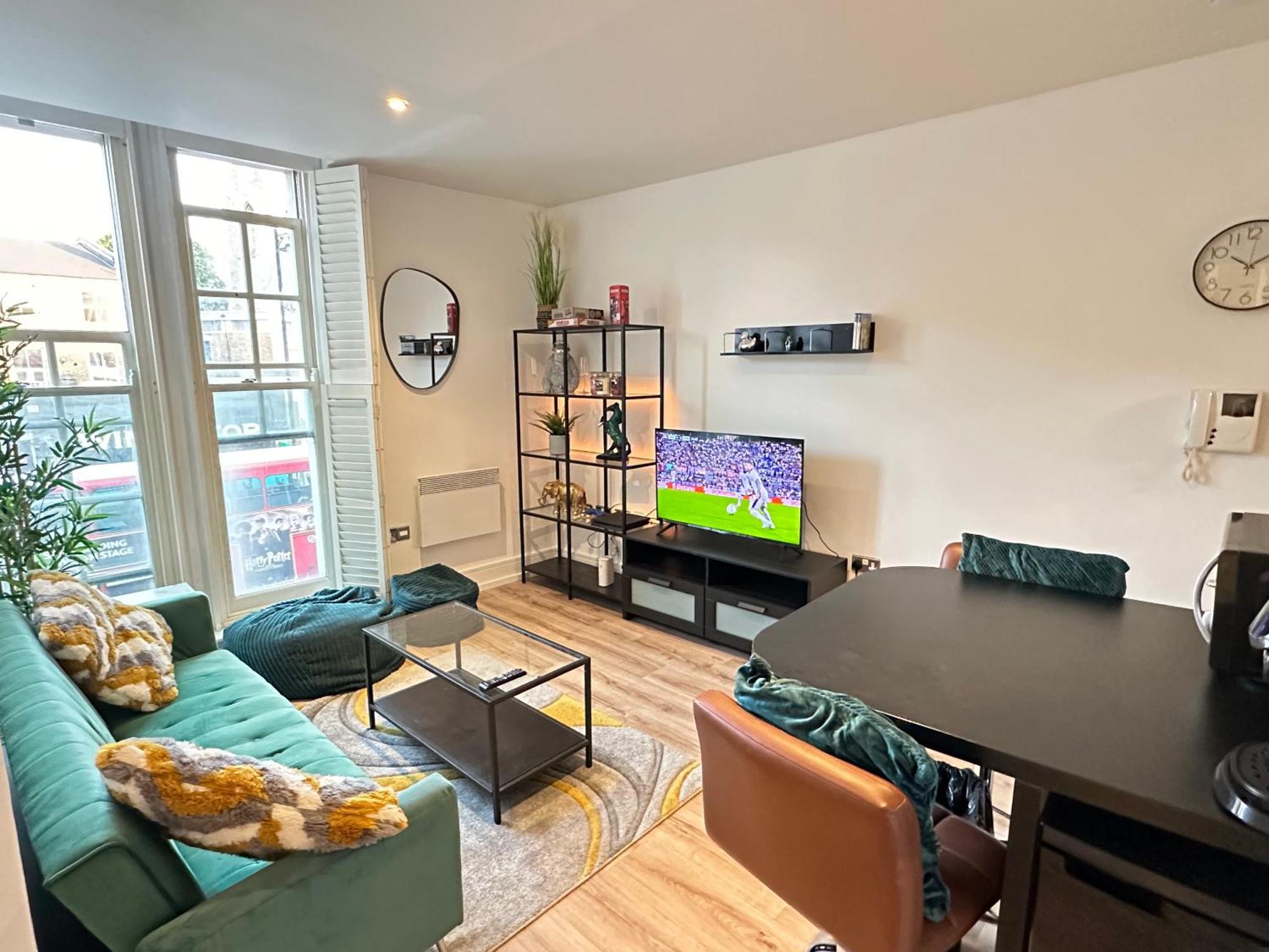 Cosy High Street 30 Seconds From Station Apartment *