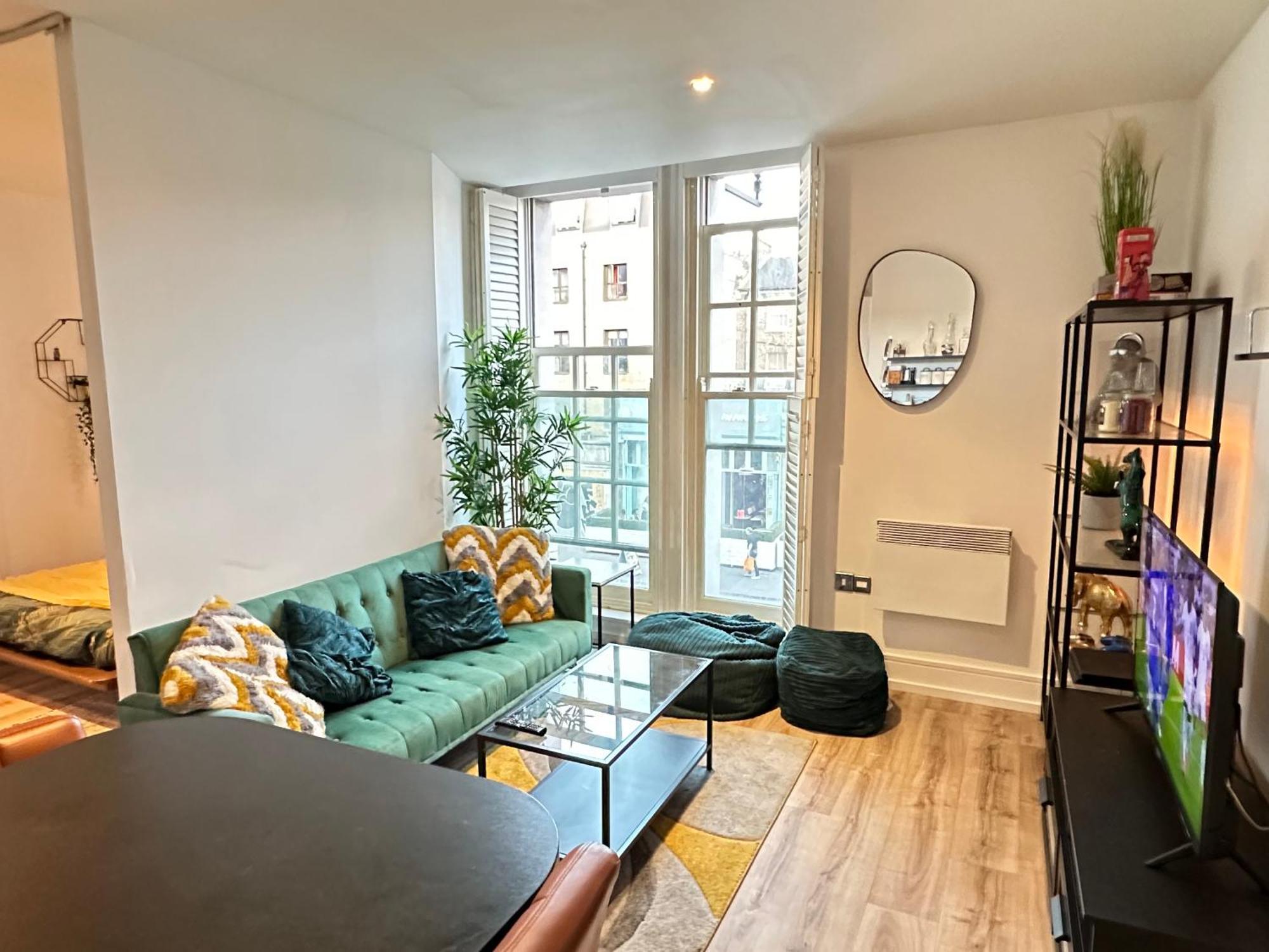 Cosy High Street 30 Seconds From Station